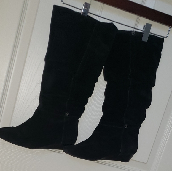 Black Suede Boots
Brand: White Mountain
Size: 6.5 - Picture 5 of 7